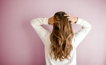 CHUTE DE CHEVEUX SAISONNIÈRE : Comment fortifier la fibre et freiner la perte ?
