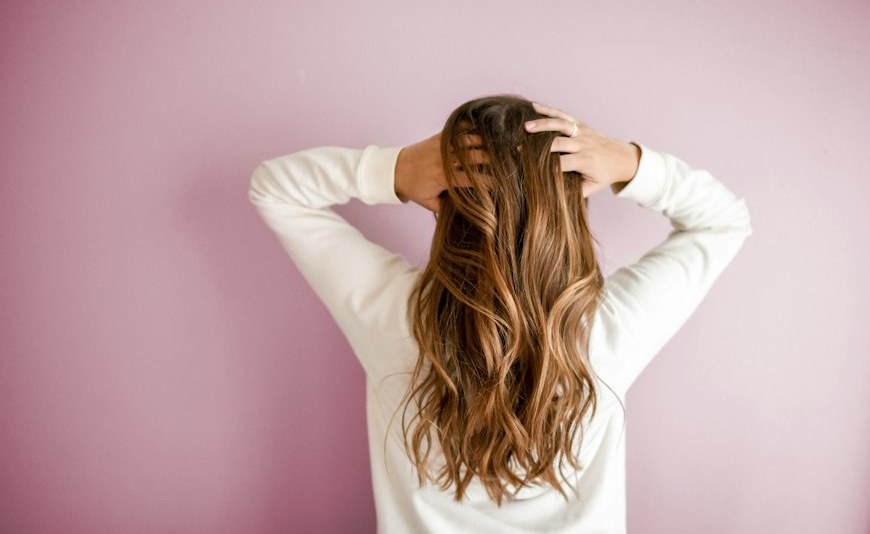 CHUTE DE CHEVEUX SAISONNIÈRE : Comment fortifier la fibre et freiner la perte ?