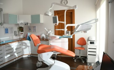 HYPERSENSIBILITÉ DENTAIRE : Pourquoi vos dents sont sensibles au froid et comment agir ?